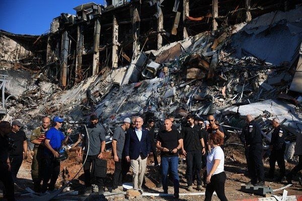 این موشک ها را نیروهای مسلح ما آماده داشتند
استفاده کردند به کار بردند باز هم دارند لازم باشد 
در وقت دیگر هم از آن استفاده میکنند

سید علی خامنه‌ای ۱۴۰۴/۷/۲۸

#رشتو 
#لبیک_یا_خامنه‌_ای