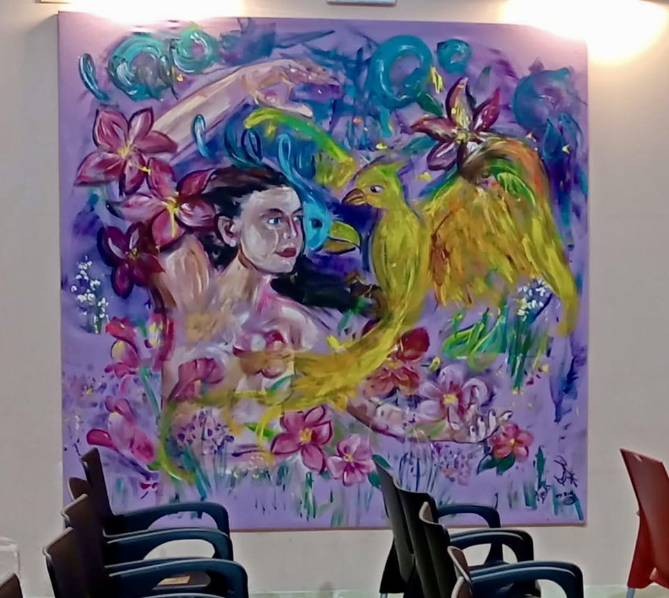 🖼️ La Casa de la Cultura exhibe ‘Ave Fénix’, la obra de Ana Beltrán creada durante el MDM Fest de 2023.

El cuadro, donado al Ayuntamiento por el festival, simboliza la fuerza del pueblo para renacer tras los incendios sufridos en el Alto Mijares.