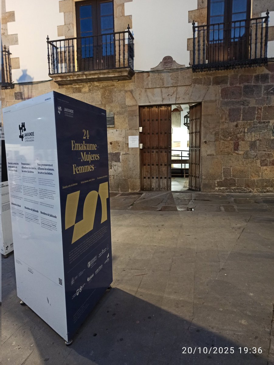 Lemniskata eta Jakiunderen eskutik, ikusgai dago Nikolas Lekuona plazan "24 emakume" kaleko erakusketa. 
Eta datorren astean, 26 emakume izango dira