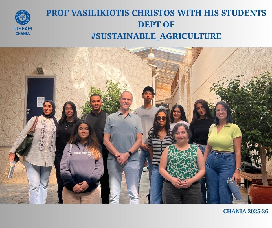 Last week, the 𝐒𝐮𝐬𝐭𝐚𝐢𝐧𝐚𝐛𝐥𝐞 𝐀𝐠𝐫𝐢𝐜𝐮𝐥𝐭𝐮𝐫𝐞 𝐃𝐞𝐩𝐚𝐫𝐭𝐦𝐞𝐧𝐭 had a class with 𝐏𝐫𝐨𝐟. 𝐂𝐡𝐫𝐢𝐬𝐭𝐨𝐬 𝐕𝐚𝐬𝐢𝐥𝐢𝐤𝐢𝐨𝐭𝐢𝐬, visiting professor at CIHEAM MAICh.
📸 Photo: Prof. Vasilikiotis with the students of the Department of Sustainable Agriculture.