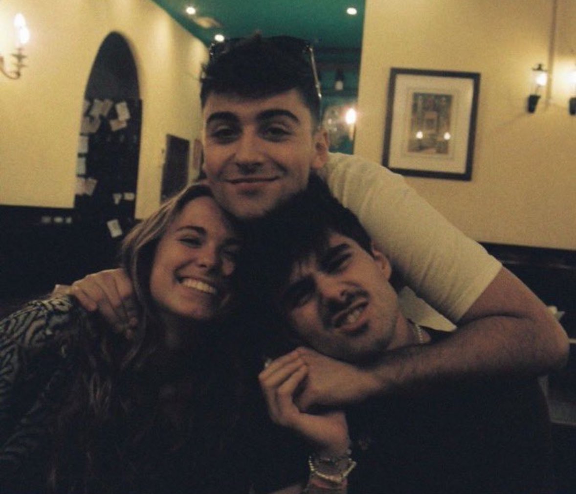 elrioylaplaza's tweet photo. cuando fueron con lea al teatro :-( https://t.co/rhUClkOUAC