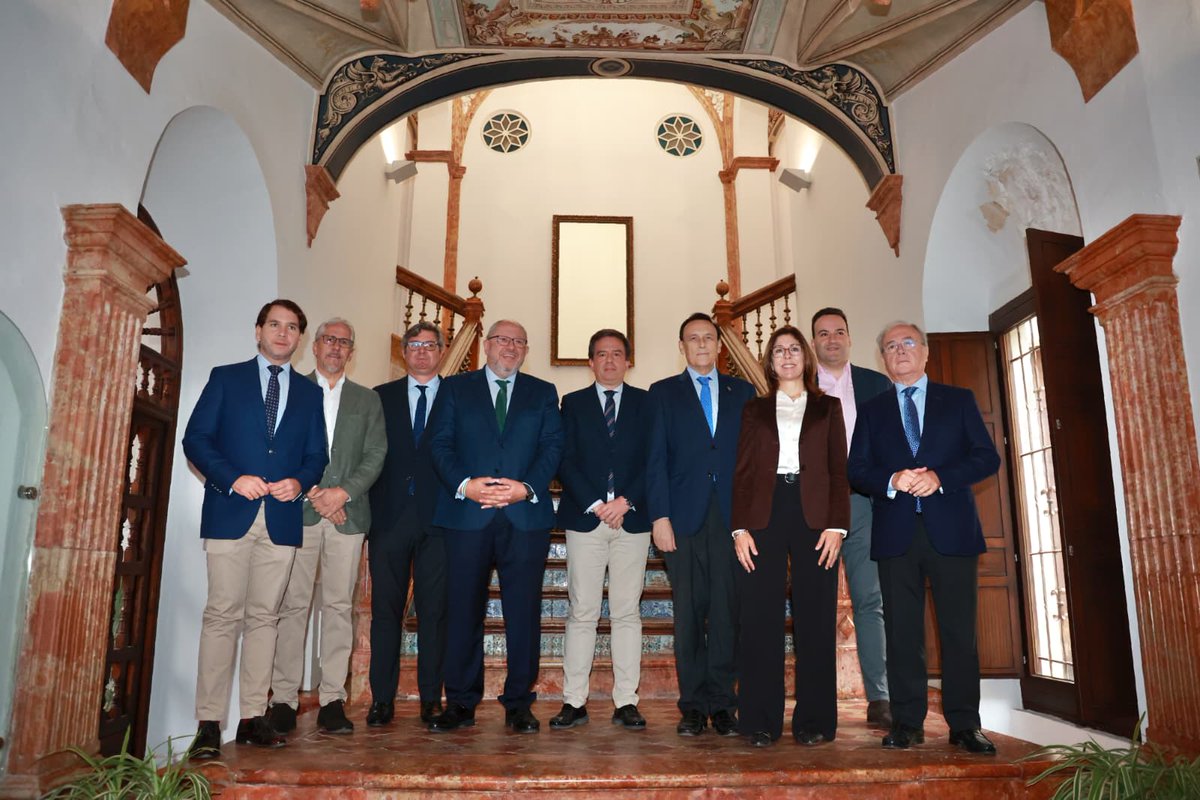🎓 Villamandos reivindica en Lucena el papel de las universidades como agentes vertebradores del territorio durante la I Asamblea del Campus Territorial de la UCO, donde se han compartido experiencias sobre la creación de los centros de desarrollo.

🔗 lajunta.es/60dw0