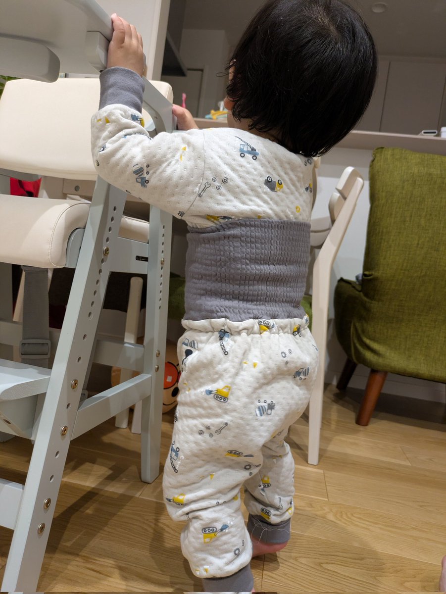 bebepon24's tweet photo. ハイウェストどころか、もはやハイチェストな、うちの小さいおじさん https://t.co/3fmqLWijEE