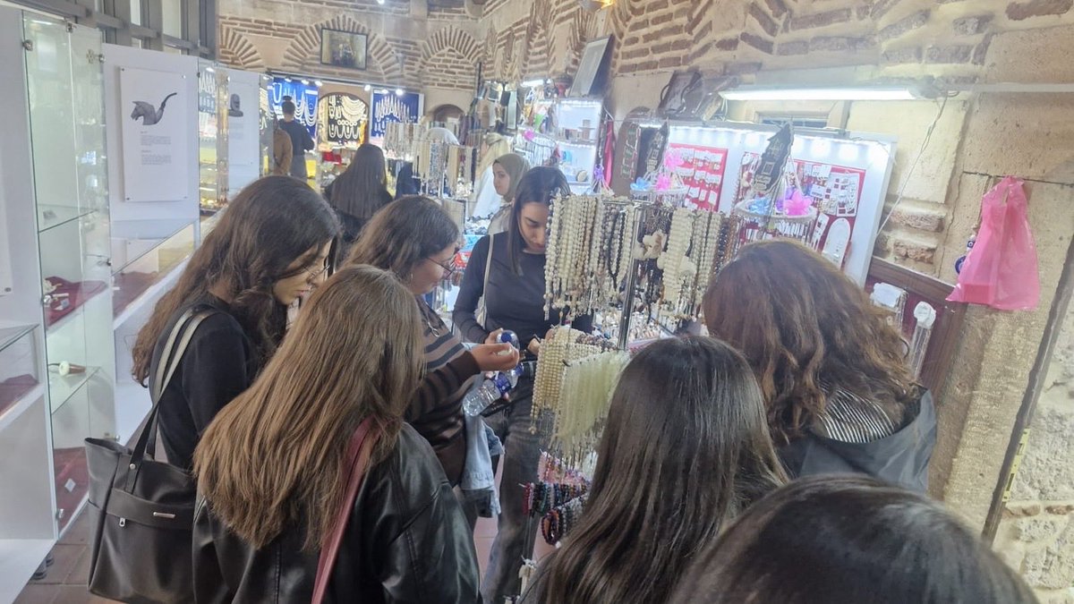 📍 Yunus Emre Yurdu

“Gelin Tanış Olalım” etkinliği kapsamında öğrencilerimizle birlikte Eskişehir’in turistik ve tarihi yerlerini gezdik. 🌿✨
Hem şehrimizi tanıdık hem de keyifli anılar biriktirdik. 📸

#GSBYurtları