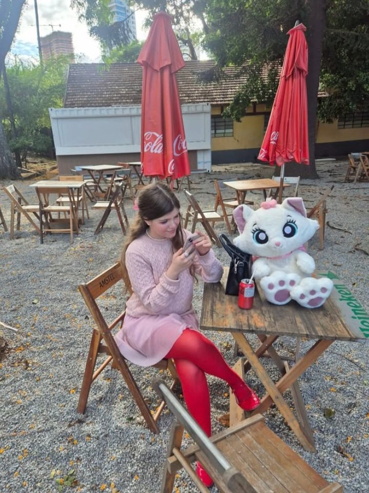 acervolaratausk's tweet image. nossa prin se divertindo no parque com sua marie gigante e tomando uma coquinha zero