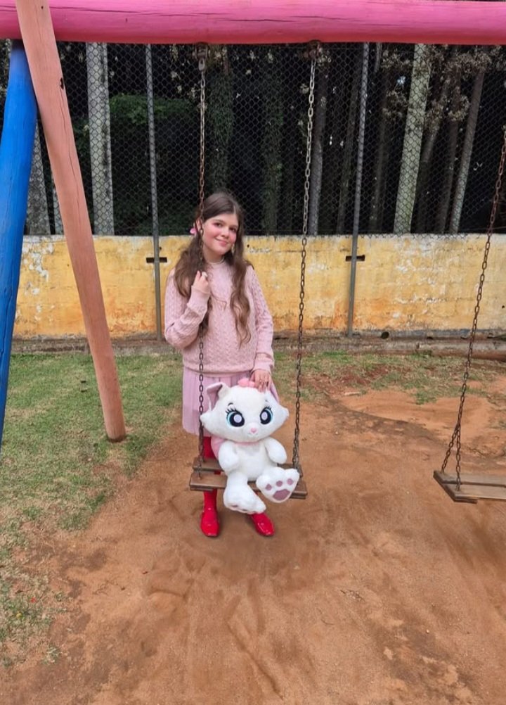 acervolaratausk's tweet image. nossa prin se divertindo no parque com sua marie gigante e tomando uma coquinha zero