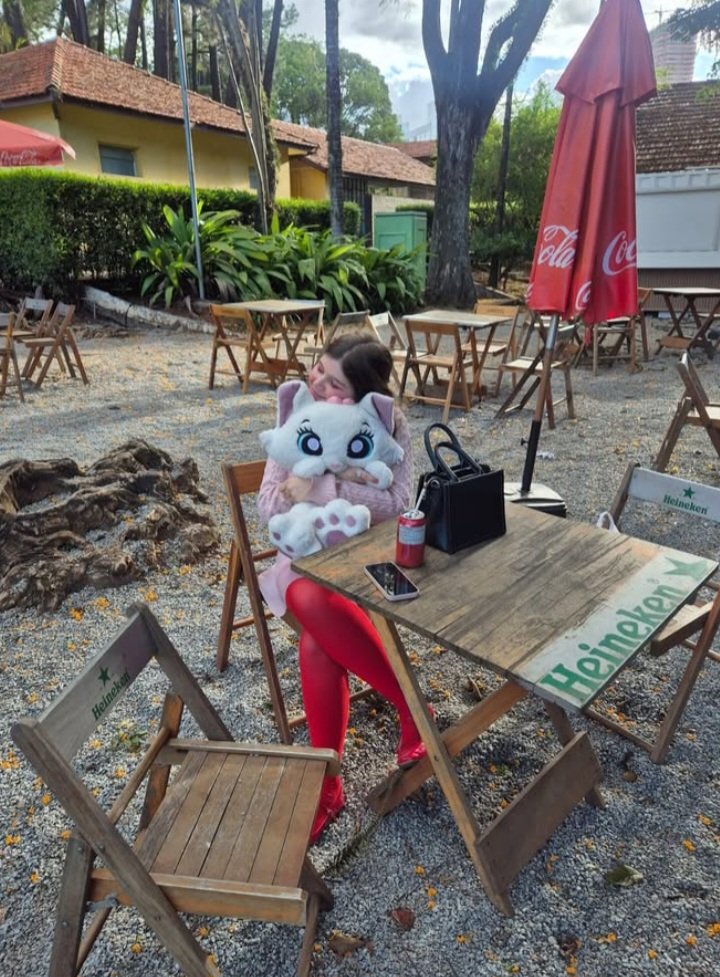 acervolaratausk's tweet image. nossa prin se divertindo no parque com sua marie gigante e tomando uma coquinha zero