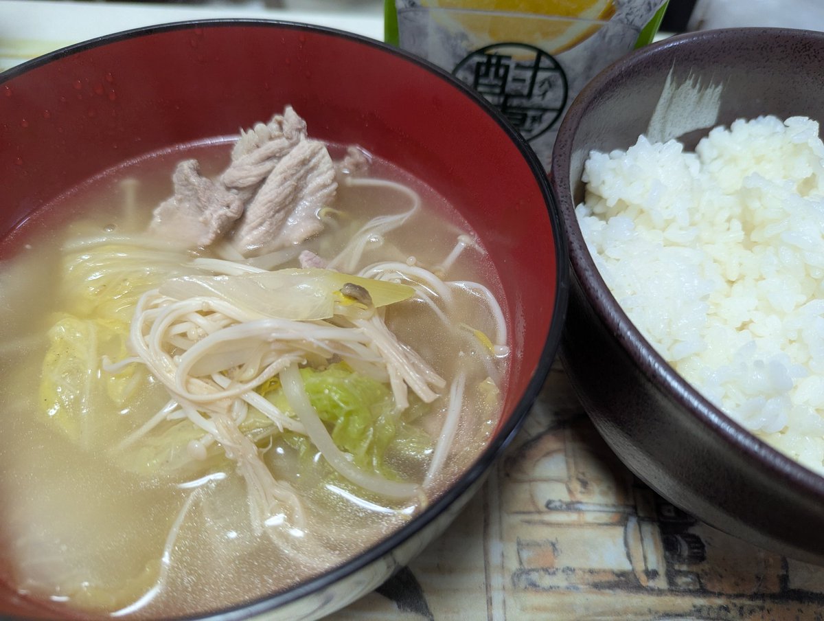 今日メッチャ忙しくてさっき帰り、お風呂入ってご飯の支度
FMWの合宿所で食べてから良くマネして作る『塩バターちゃんこ』見た目より美味しいのよ😁
有り合わせの具で作ったからちよっと種類が足らないなあ💦
南条特製ちゃんこ鍋パーティーやりますか？？