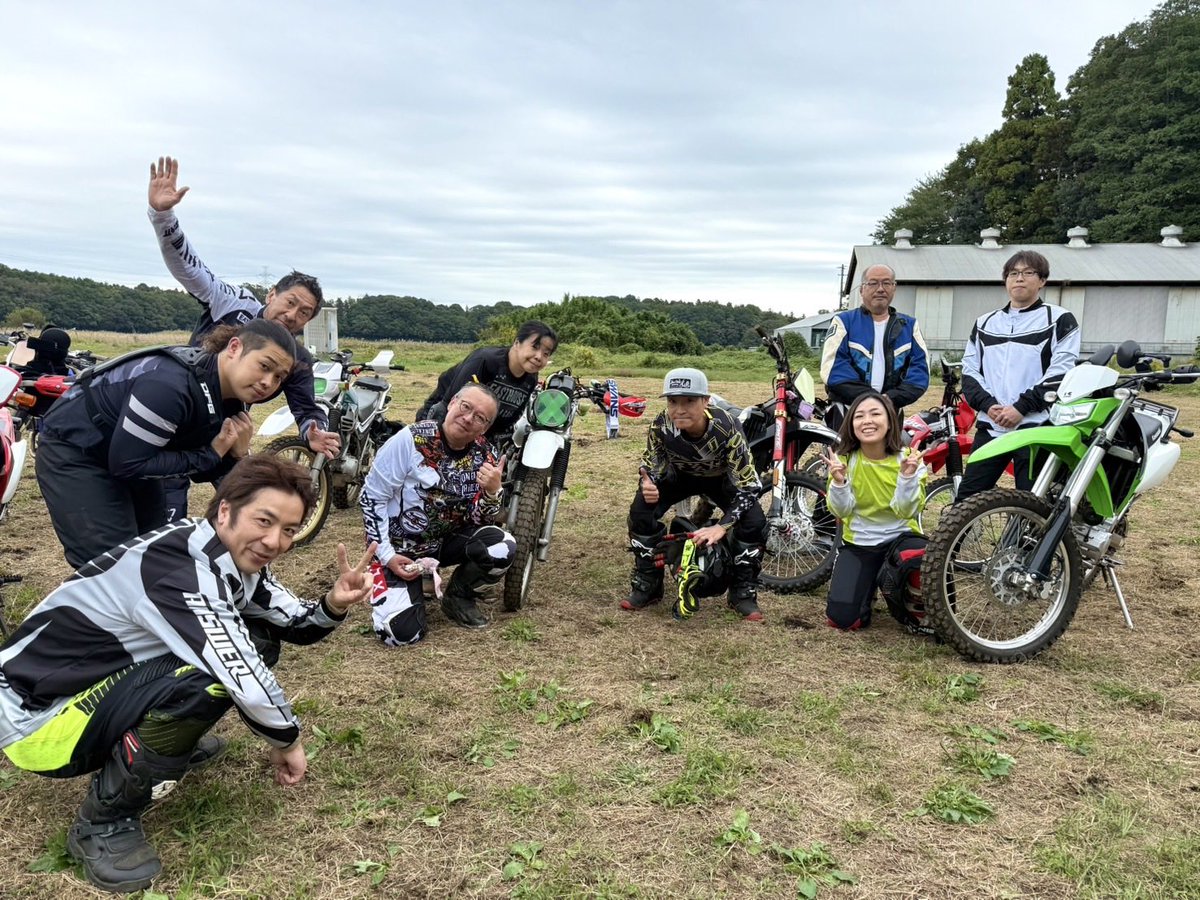 今日は松波オフ部（クロニクルスタッフ）の走行会

フロント浮かせて遊んでる整備スタッフの酒井さん、60を越えてるとは思えない走り❗️

#自分は写真撮って遊んでた