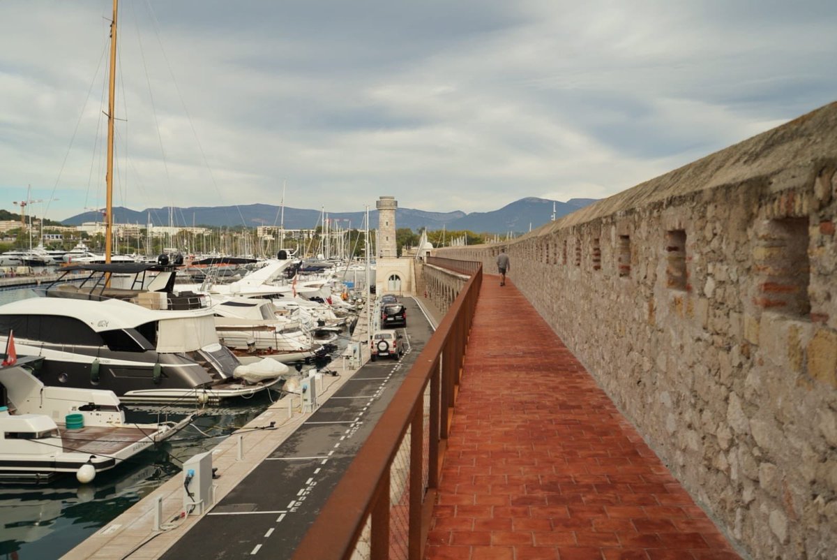 Lorsque nous avons lancé cette délégation de service public en 2016, nombreux étaient ceux qui doutaient du projet. Dix ans plus tard, le chemin parcouru parle de lui-même. 50 %des travaux sont réalisés au <a href="/PortVauban/">Port Vauban Antibes</a> . Le port Gallice est presque entièrement achevé pour un