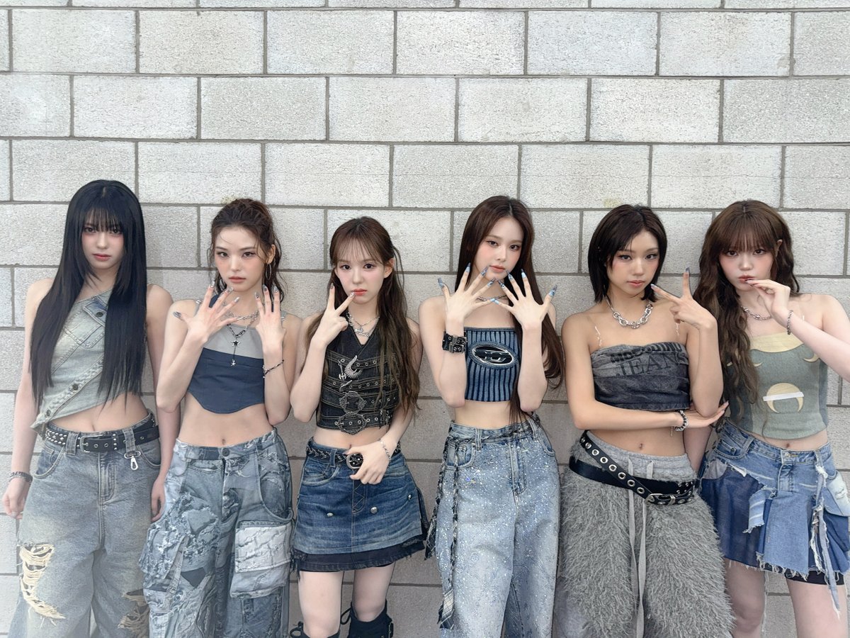 [iznaPIC📷]

2025.10.21 SBS M &lt;더쇼&gt;

#izna #이즈나
#NotJustPretty #izna_NotJustPretty
#MammaMia #izna_MammaMia