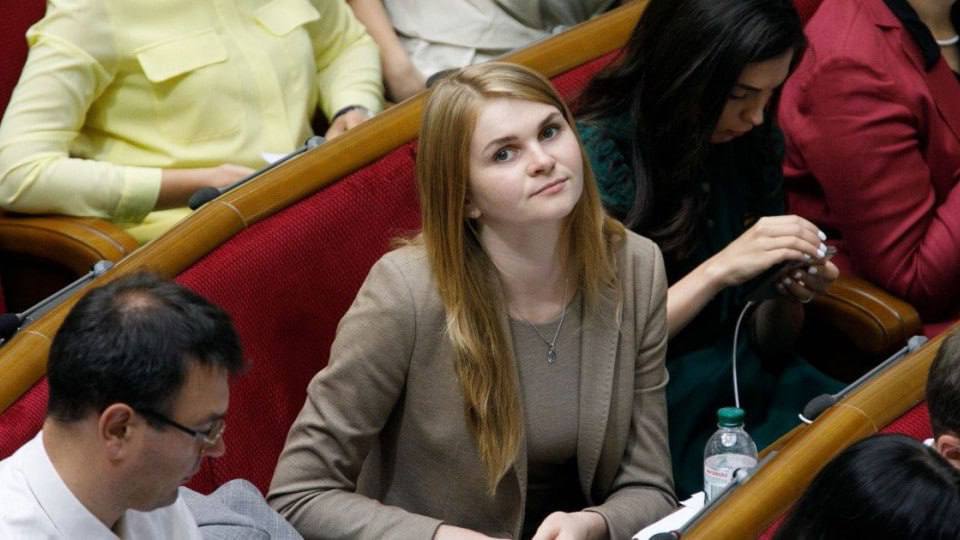 Верховна Рада достроково припинила повноваження депутаткині від «Слуг народу» Анни Колісник.

Колісник отримала підозру НАБУ та САП у недостовірному декларуванні на понад 4,4 млн грн.