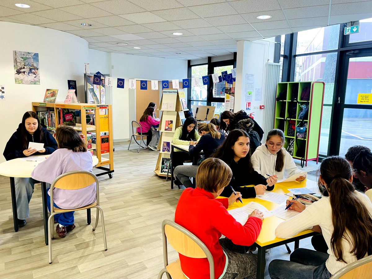 Pour les Erasmus Days, une expo sur l’Europe et un quiz ont été organisés sur le programme Erasmus+. Plus de 400 élèves y ont participé avec enthousiasme ! Un beau moment de partage européen au collège Paul Valéry. 🇪🇺 #erasmus #collegePaulValery