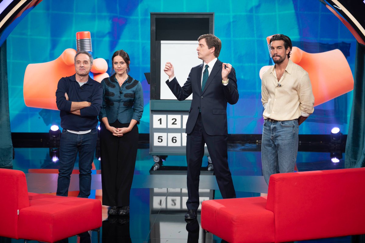 La1_tve's tweet image. ✨Ay, amiga, lo de ESTA NOCHE en #LateXou con Marc Giró (que resulta que seguirá siendo él): 
🔸Mario Casas
🔹@danielguzman e Itziar Ituño 
🔸Marta Fernández Muro
⏰ A partir de las 22:50 aquí, en #La1, y en @rtveplay 
rtve.es/rtve/20251020/…