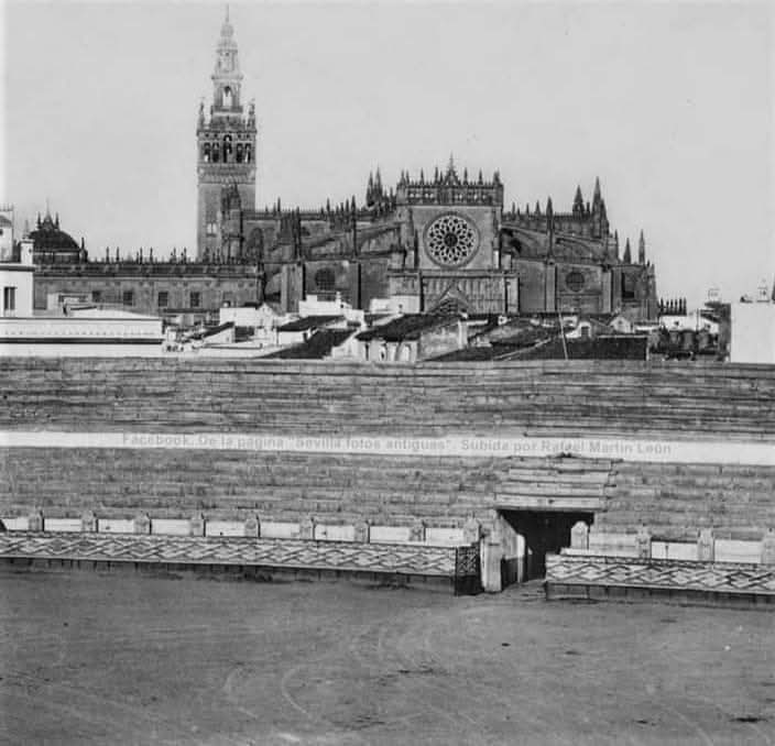La Maestranza sin terminar hacia 1870 mostraba unas vistas preciosas de la Catedral y la Giralda.