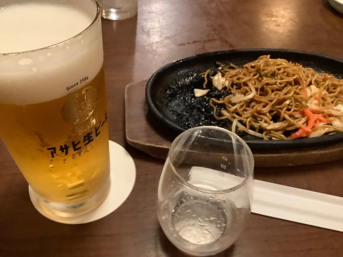 近所の居酒屋「庄や」さんでの晩酌も、今日はこれで最後。岩手県の日本酒あづまみね(純米無濾過生原酒)のチェイサーに、アサヒのマルエフ。そして焼きそばw
見て下さい！