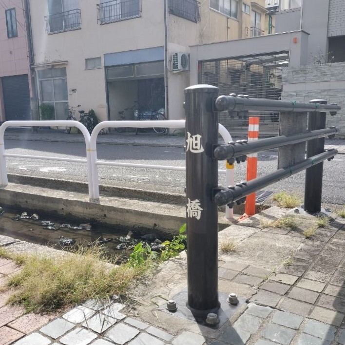 adachi_city's tweet image. \#綾瀬のまちづくり/
境一橋~旭橋まで歩いてみた!
川のそばには綾瀬二丁目ふれあい公園と普賢寺公園があり、反対側には葛飾区の住宅街
平日の日中の現地はとても静かな雰囲気でした!
この先には境三橋、境四橋とあるようです。
あれ!「境二橋」はない!?なぜ?
#古隅田川散歩