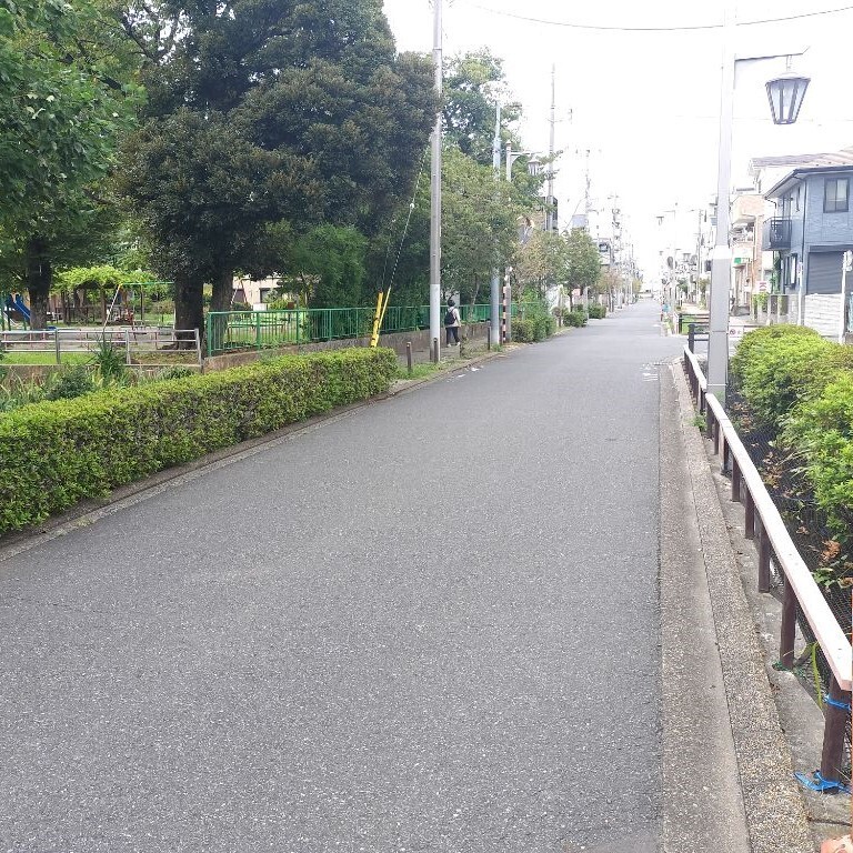 adachi_city's tweet image. \#綾瀬のまちづくり/
境一橋~旭橋まで歩いてみた!
川のそばには綾瀬二丁目ふれあい公園と普賢寺公園があり、反対側には葛飾区の住宅街
平日の日中の現地はとても静かな雰囲気でした!
この先には境三橋、境四橋とあるようです。
あれ!「境二橋」はない!?なぜ?
#古隅田川散歩