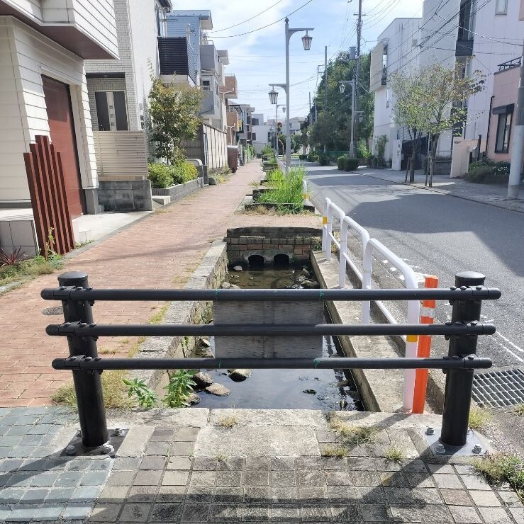 adachi_city's tweet image. \#綾瀬のまちづくり/
境一橋~旭橋まで歩いてみた!
川のそばには綾瀬二丁目ふれあい公園と普賢寺公園があり、反対側には葛飾区の住宅街
平日の日中の現地はとても静かな雰囲気でした!
この先には境三橋、境四橋とあるようです。
あれ!「境二橋」はない!?なぜ?
#古隅田川散歩
