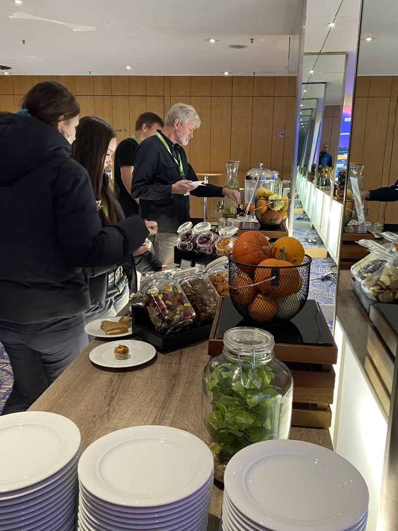 JS_Days's tweet image. Am Nachmittag gehen die Workshops in die zweite Runde! 🚀Vertiefung, Praxis & spannende Diskussionen stehen auf dem Plan. Hier noch ein paar Eindrücke vom Vormittag! 😊