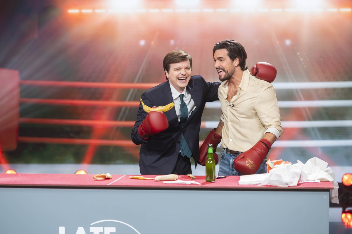 La1_tve's tweet image. ✨Ay, amiga, lo de ESTA NOCHE en #LateXou con Marc Giró (que resulta que seguirá siendo él): 
🔸Mario Casas
🔹@danielguzman e Itziar Ituño 
🔸Marta Fernández Muro
⏰ A partir de las 22:50 aquí, en #La1, y en @rtveplay 
rtve.es/rtve/20251020/…