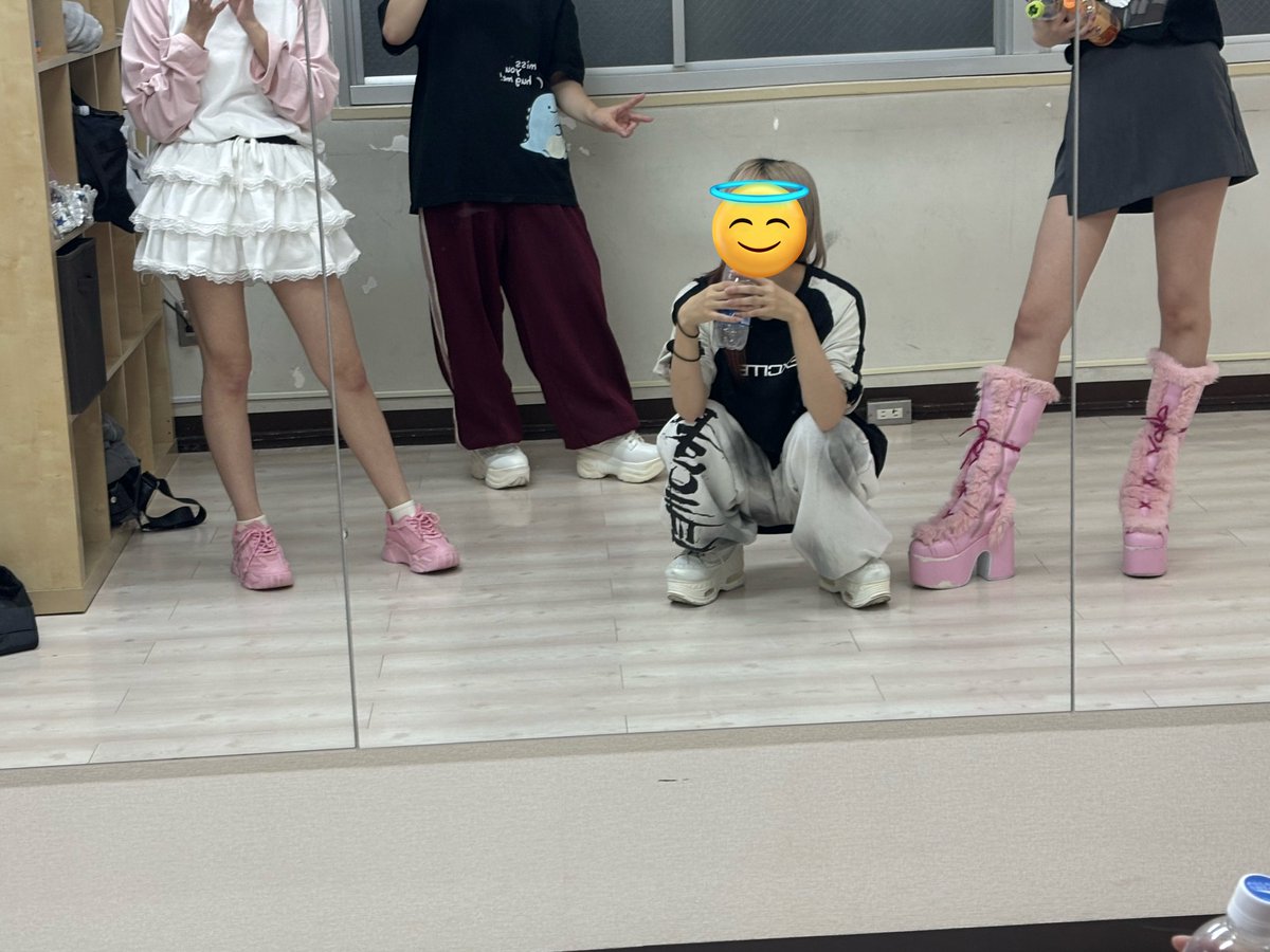 4億年ぶりの4人でのレッスン
くもたんの厚底ブーツに驚いて写真撮ってきた✋

めちゃくちゃ分厚いけどバリバリ踊れててびっくりしたけど
ゆーて私も厚底だった