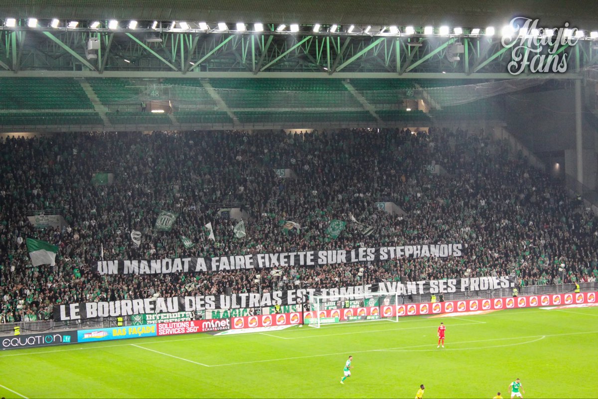 👏 La banderole des Magic Fans faisant référence à Bruno Retailleau, qui n’est plus ministre de l’Intérieur :

« Un mandat à faire fixette sur les stéphanois, le bourreau des ultras est tombé avant ses proies. »