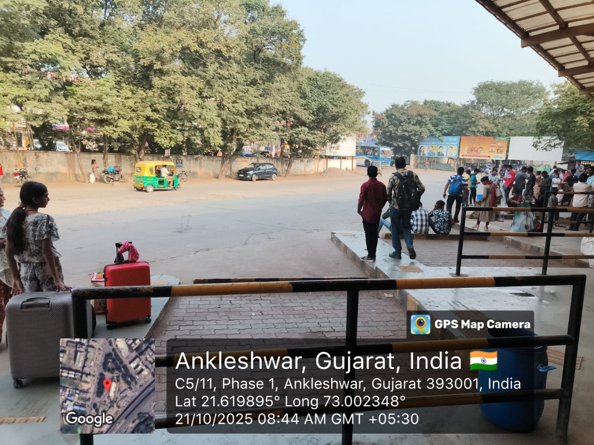 dmankleshwar's tweet photo. આજ રોજ "સ્વચ્છતા હી સેવા 2025" અંતર્ગત અંકલેશ્વર જીઆઇડીસી બસ સ્ટેશન ખાતે સફાઈ ઝુંબેશ હાથ ધરી પાર્કિંગ એરીયા,પ્લેટફોર્મ એરીયા, પાણીની પરબ તથા જાહેર શૌચાલય ની સાફ સફાઈ કરવામાં આવી.#SHS2025
#Swachhotsav https://t.co/Gk813huKfV