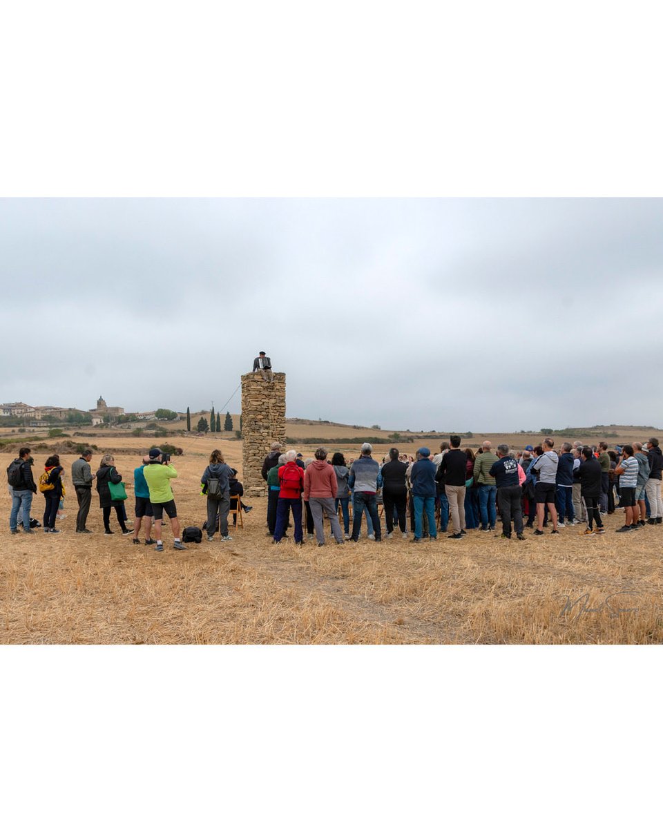 Artazu inauguró el sábado una columna de aire, obra de Oskar Alegria levantada en auzolan con piedras de un establo en ruinas.
Una torre que “sostiene el paisaje” y marca el paso del sol.

📰 Más en Entreto2 Valdizarbe el 31 de octubre.

#Artazu #Valdizarbe #OskarAlegria