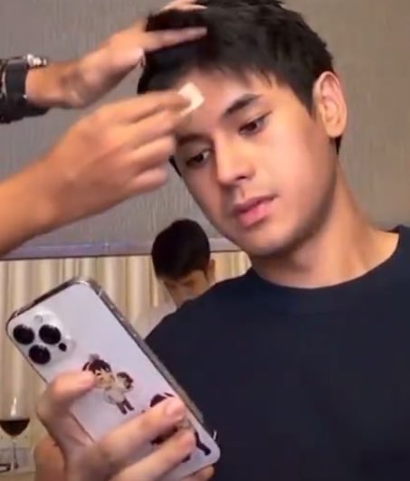 Hindi magpapalit ng phone kahit basag; lagyan na lang ng sticker nila ni jow~
Very Chinese mindset.

DUSTBIAxLILY MV ON MYX
DUSTBIAxLILY MV ON MYX