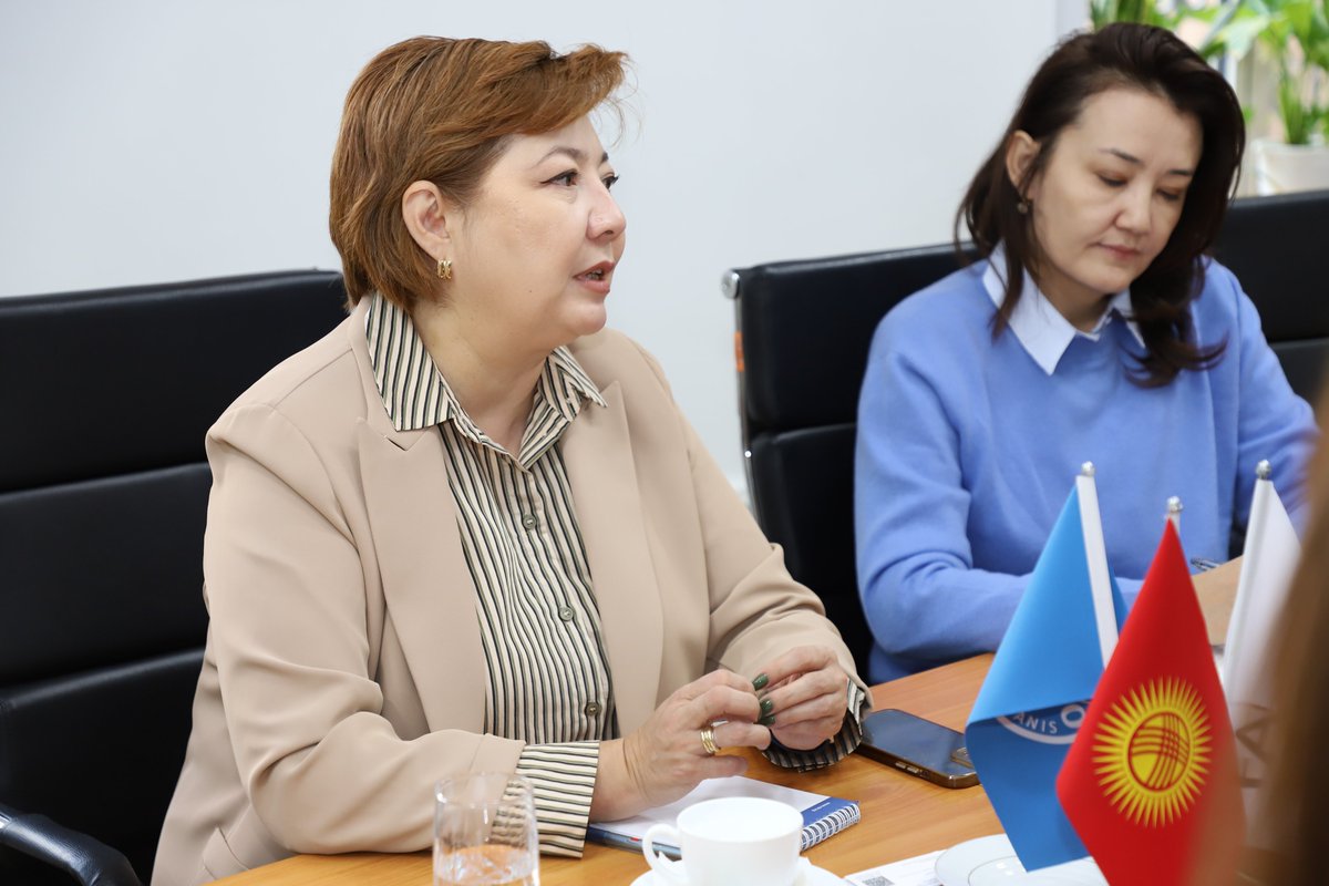 Porno video: Direktorni sikdi Yosh ruslarning porno videolarini tomosha qiling