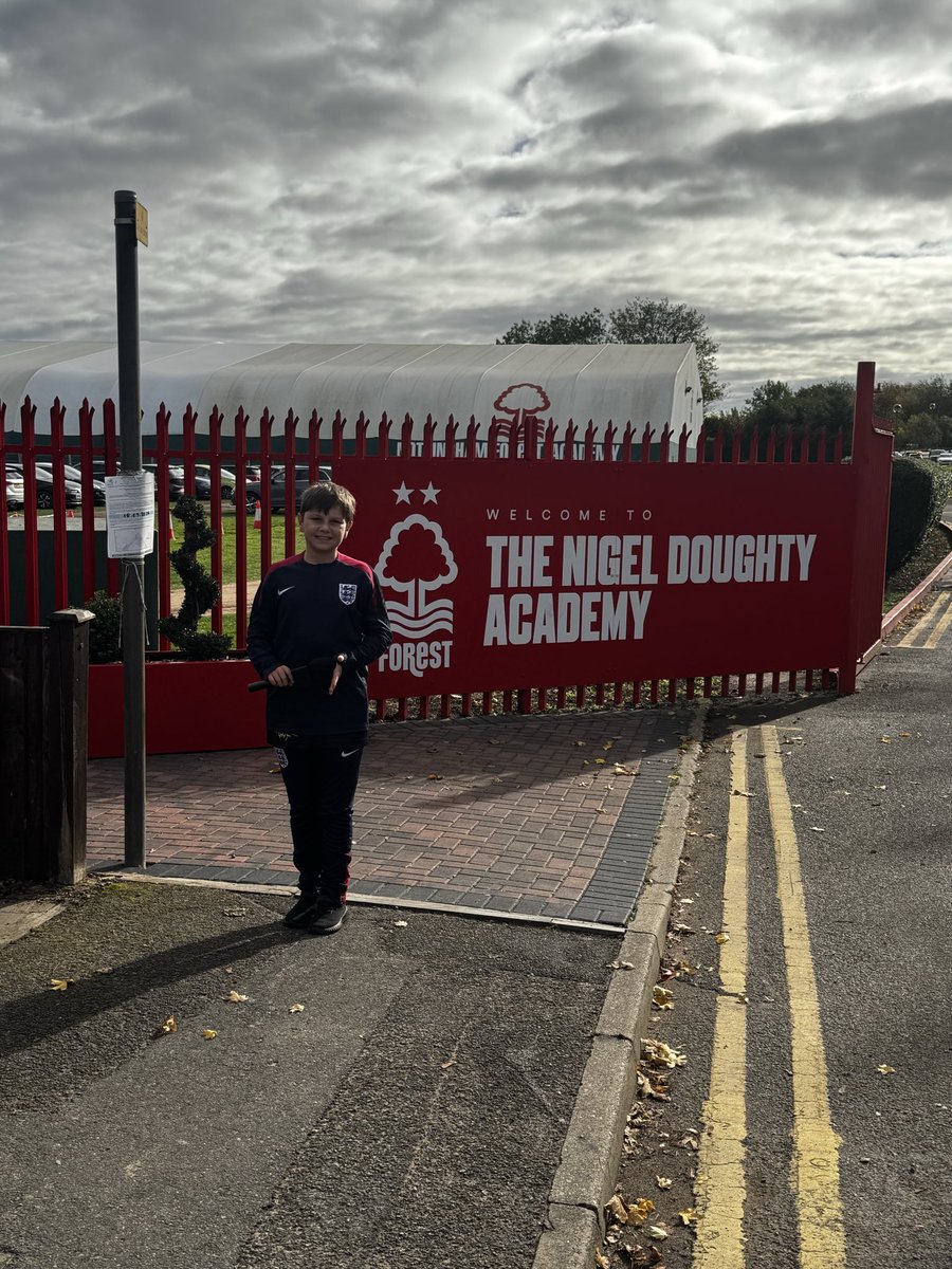 eli_ayton's tweet image. 📍Outside Nottingham Forest training ground as Sky Sports film Sean Dyche’s first day in charge 🍃

Eli Ayton reporting on the big news, with Sky’s @SkyAnton on site 🎥🔥

#NFFC #SeanDyche #SkySports #EliAyton #FootballContent #NottinghamForest