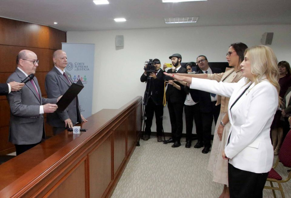 PoderJudicialPY's tweet image. 🔴Presidente y ministro de la Corte Suprema tomaron juramento a juezas de Alto Paraná
➕Info goo.su/Mwc9RyO