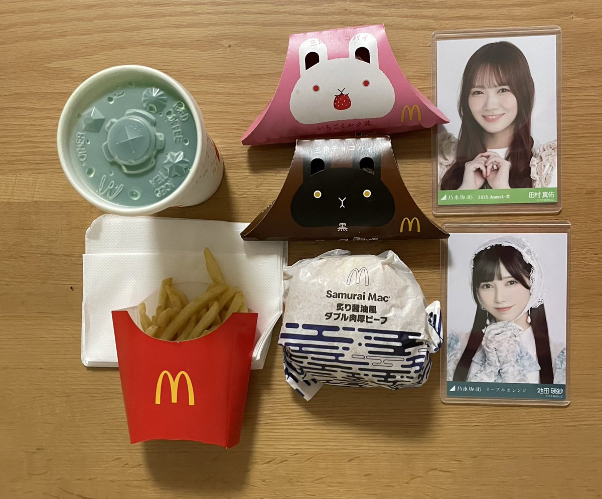 今日の夜はサムライマック
てれぱんマックのCM出演おめでとう🎉
先日まゆたんがトークで三角チョコパイのもぐもぐ動画を送ってくれたので三角チョコパイも買ってきました！
いただきます😋