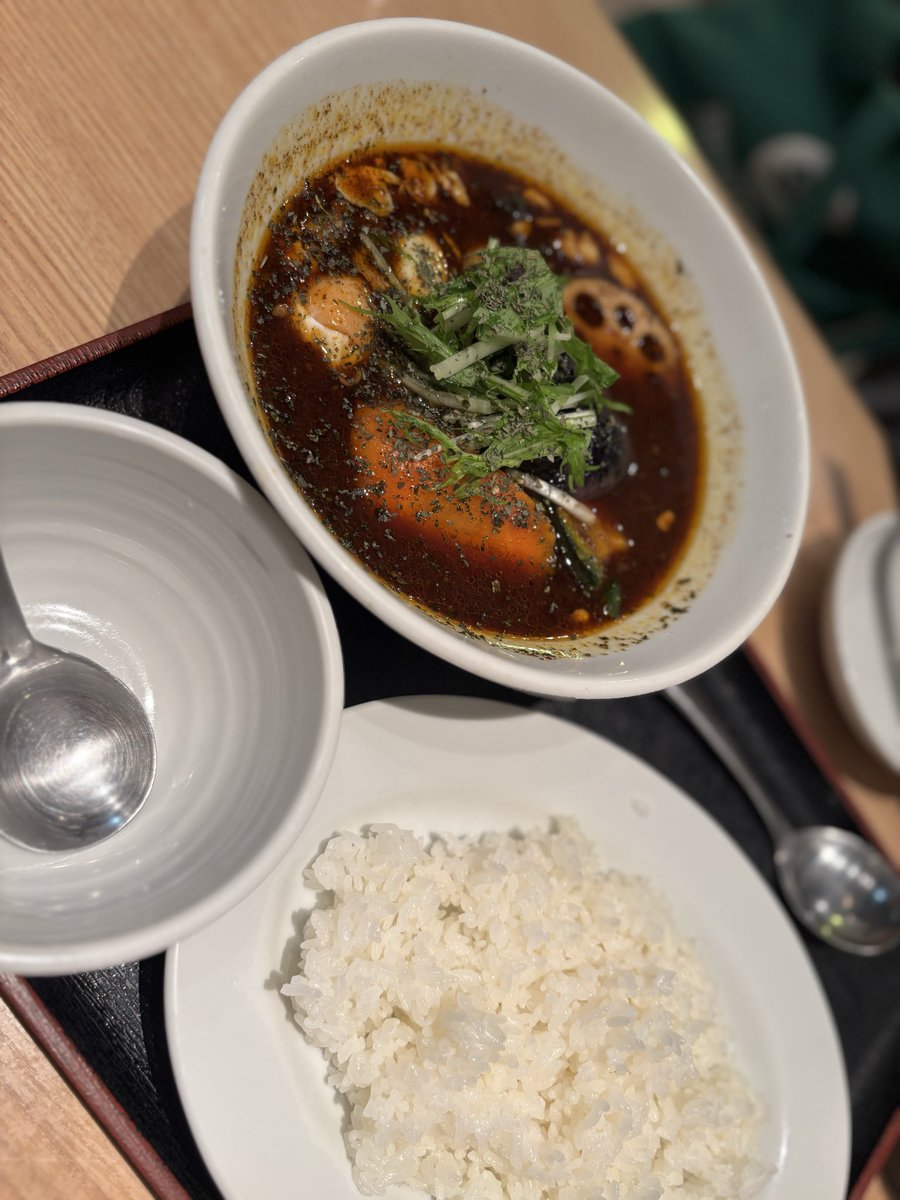 なんならスープカレー1100円とラーメン8800〜1090円食べようと思ったらこれ。一撃死。恵比寿のスープカレー屋と、同じもしくはそれより多い！