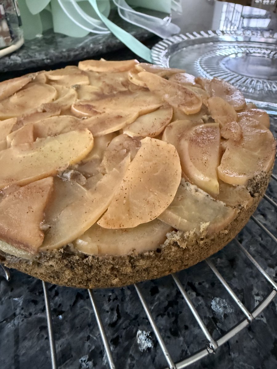 ivylimcc's tweet image. Apple black sesame cake
Moist and decadent 
It’s a surprisingly wonderful combo

#fromscratchwithtlc
#bakedwithlove
#anticancerdiet