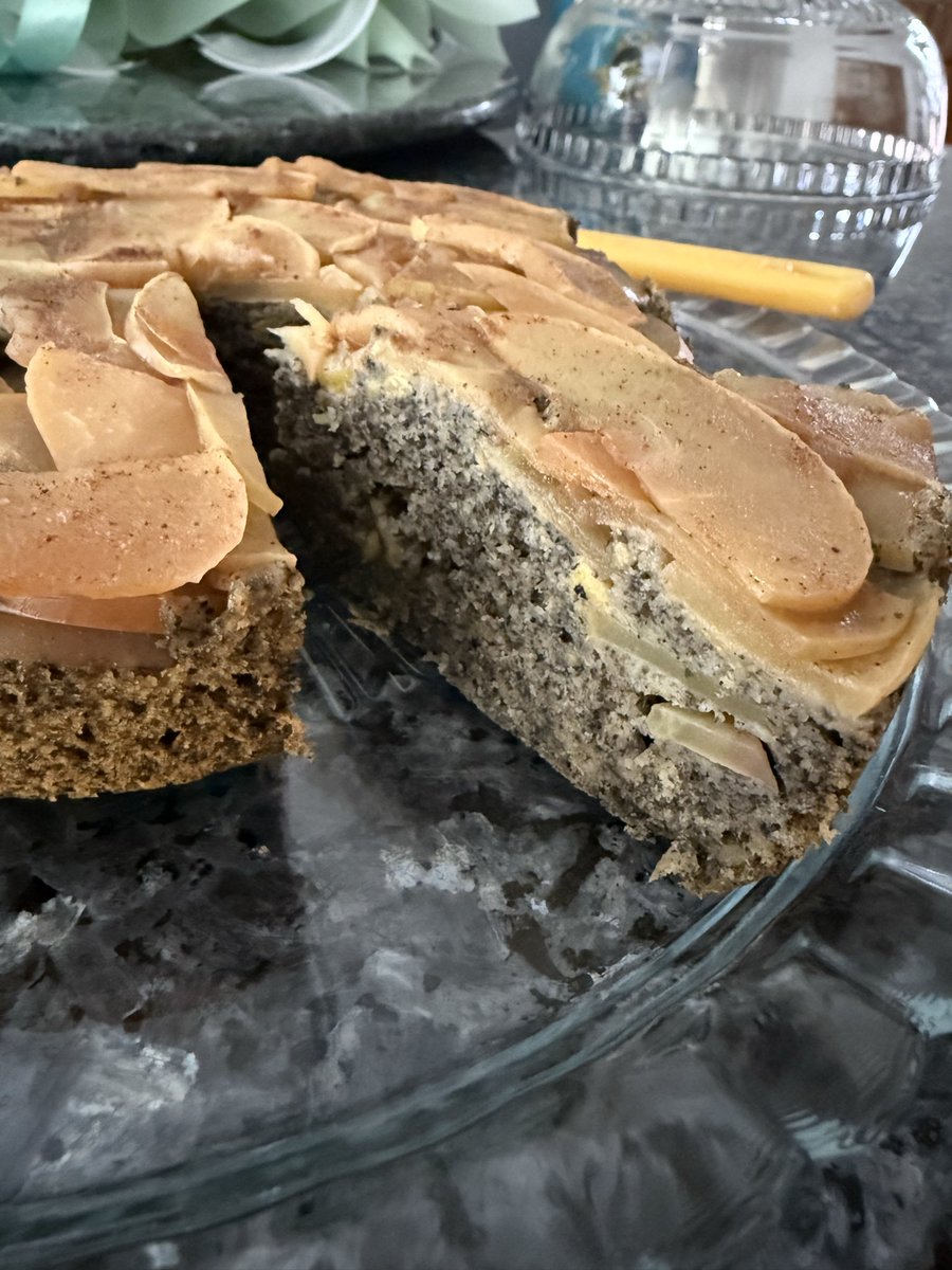 ivylimcc's tweet image. Apple black sesame cake
Moist and decadent 
It’s a surprisingly wonderful combo

#fromscratchwithtlc
#bakedwithlove
#anticancerdiet
