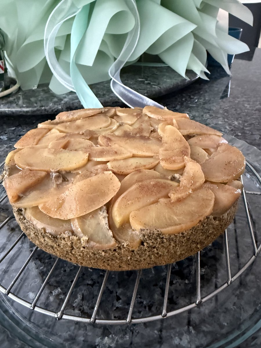 ivylimcc's tweet image. Apple black sesame cake
Moist and decadent 
It’s a surprisingly wonderful combo

#fromscratchwithtlc
#bakedwithlove
#anticancerdiet