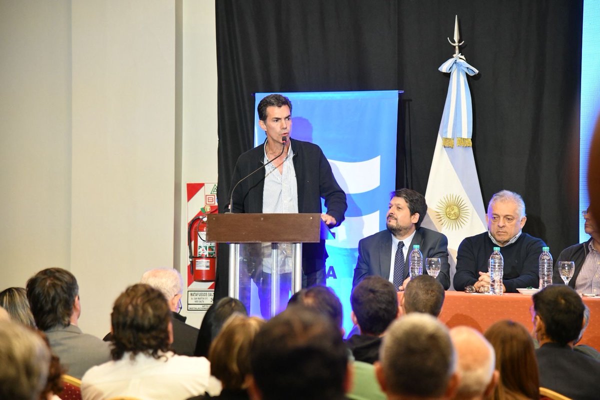 Con <a href="/UrtubeyJM/">Juan Manuel Urtubey</a> y candidatos de #FuerzaPatriaSalta compartimos un nuevo plenario, donde reafirmamos algunas de las bases de <a href="/patriaprimerook/">Primero la Patria</a>: la importancia de reactivar las economías regionales y construir en unidad un país federal. 🇦🇷 

Frente a un gobierno nacional que ajusta