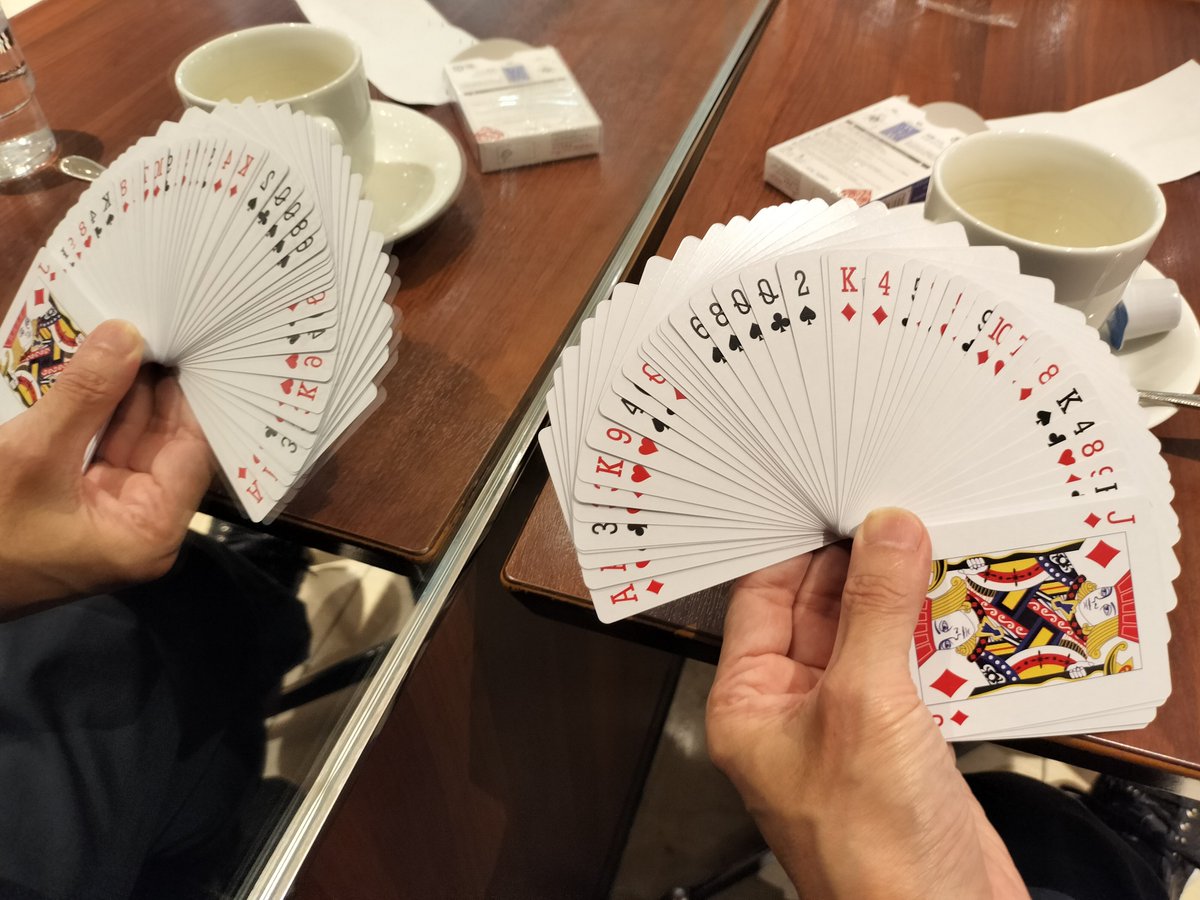 yoyokade's tweet photo. 鏡に面したカフェの席に座ると、ついデックを取り出してしまう悪いクセ♦️♣️♥️♠️😝 https://t.co/Bi0psLfrEg