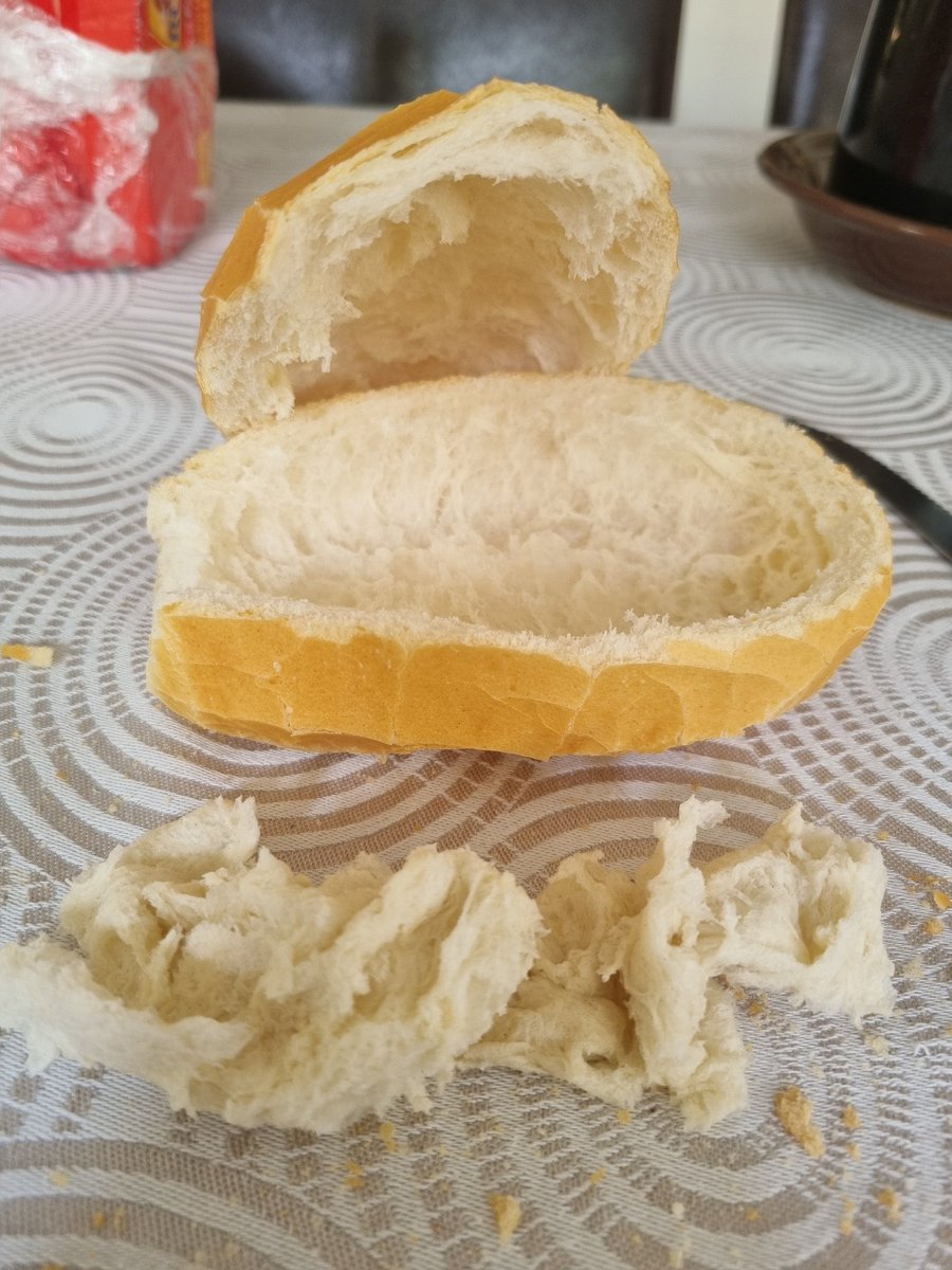 poponze's tweet photo. Ana Castela revelou que Zé Felipe não come o miolo do pão e que ela sempre acaba comendo por ele no café da manhã. https://t.co/xcwaM0prvM