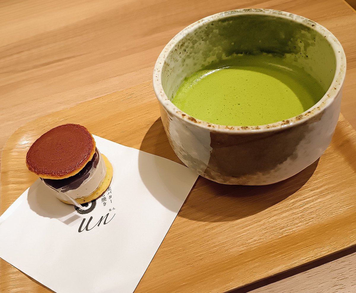 城崎温泉にあるブックカフェのbook型照明がめためた可愛い❤
生バターどら焼きも美味しゅうございました。