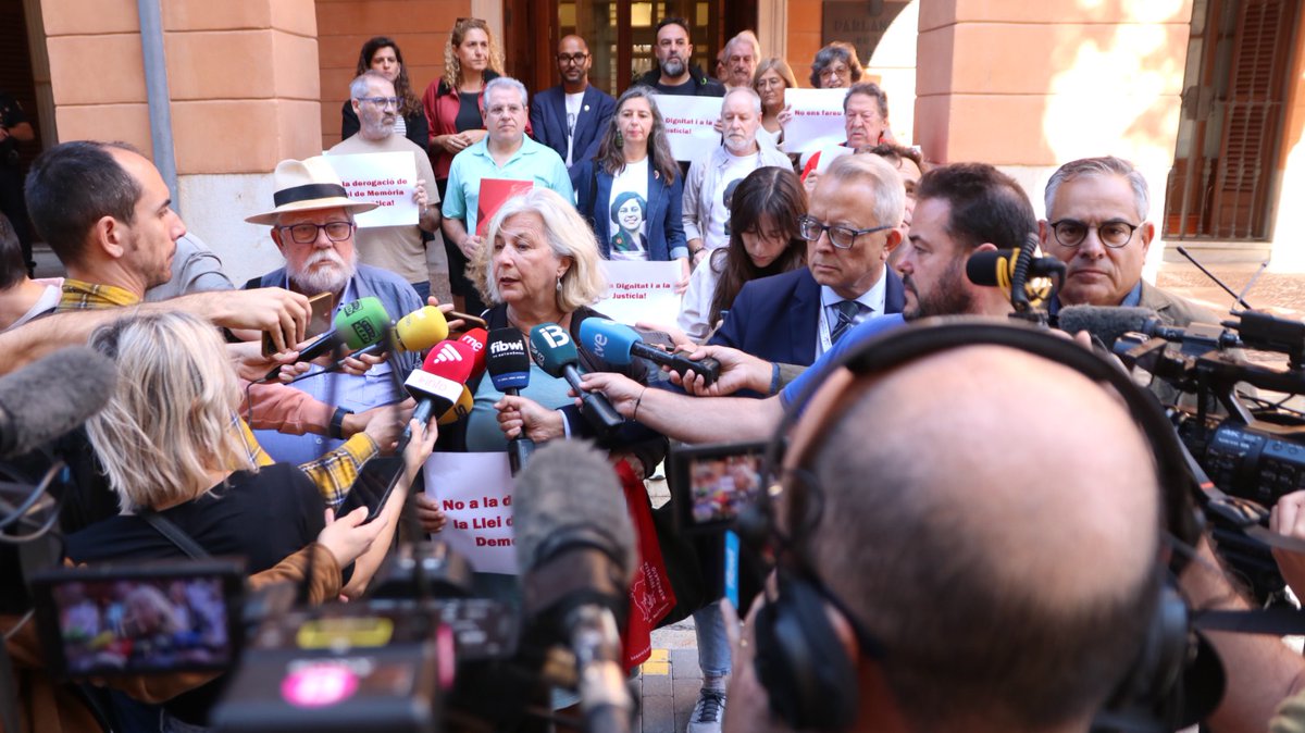 Hem participat a la roda de premsa davant el <a href="/ParlamentIB/">Parlament de les Illes Balears</a> amb <a href="/MemoriaMallorca/">Memòria de Mallorca</a> contra la derogació de la Llei de Memòria Democràtica. No ens faran callar!