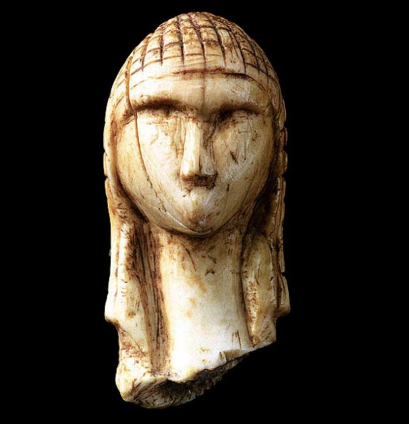 La Dame de Brassempouy
Figurine en ivoire de mammouth d'il y a 25 000 ans environ. Découverte en 1894 dans une grotte des Landes. Elle est l'un des plus anciens portraits réalistes connus et symbolise peut-être l'émergence de l'art et de la notion de beauté au Gravettien.