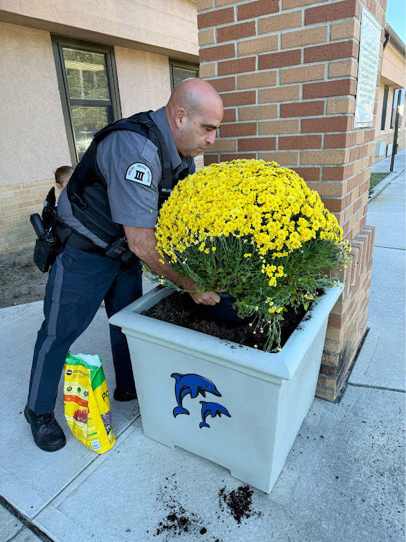 MTSDnews's tweet photo. Manchester preschool students in Mrs. Nardone’s class brought fall to Ridgeway Elementary by planting colorful mums while learning about gardening and plant life cycles. See more about their hands-on science lesson at https://t.co/28mSZCQppz