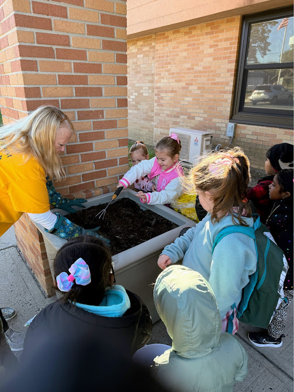 MTSDnews's tweet photo. Manchester preschool students in Mrs. Nardone’s class brought fall to Ridgeway Elementary by planting colorful mums while learning about gardening and plant life cycles. See more about their hands-on science lesson at https://t.co/28mSZCQppz
