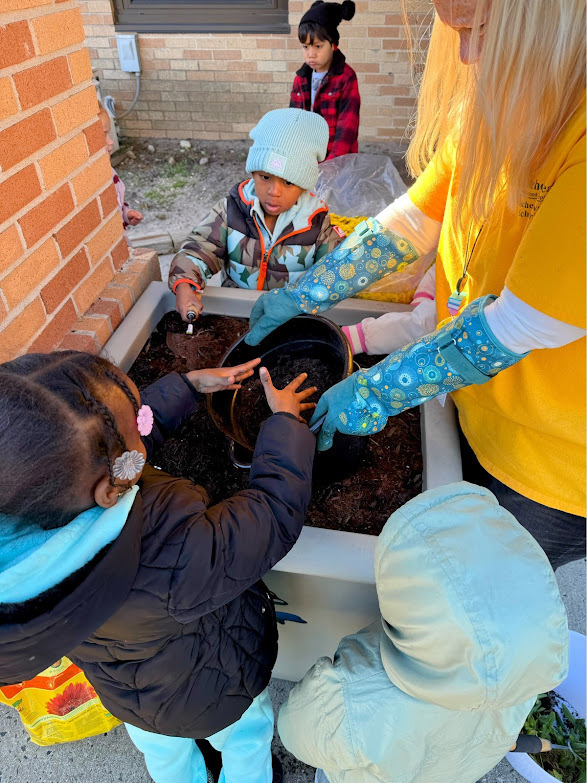 MTSDnews's tweet photo. Manchester preschool students in Mrs. Nardone’s class brought fall to Ridgeway Elementary by planting colorful mums while learning about gardening and plant life cycles. See more about their hands-on science lesson at https://t.co/28mSZCQppz
