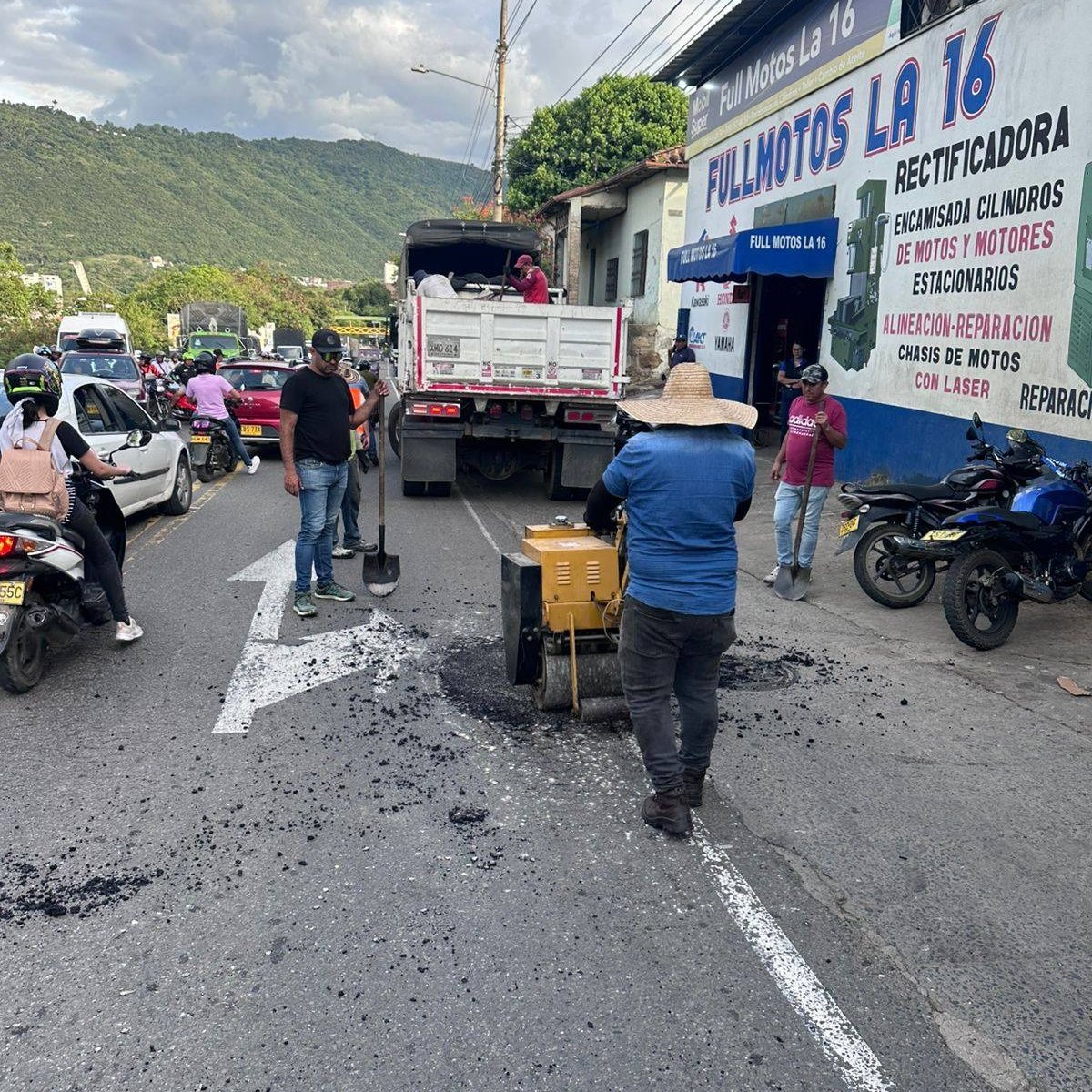 Cansados por la falta de mantenimiento en la vía San Gil - El Socorro, comunidades reunieron dinero para comprar asfalto y taparon enormes huecos que han provocado accidentes. Cuestionan al <a href="/InviasOficial/">Invías</a> por el abandono de la vía que conecta a Santander con Bogotá #MañanasBlu