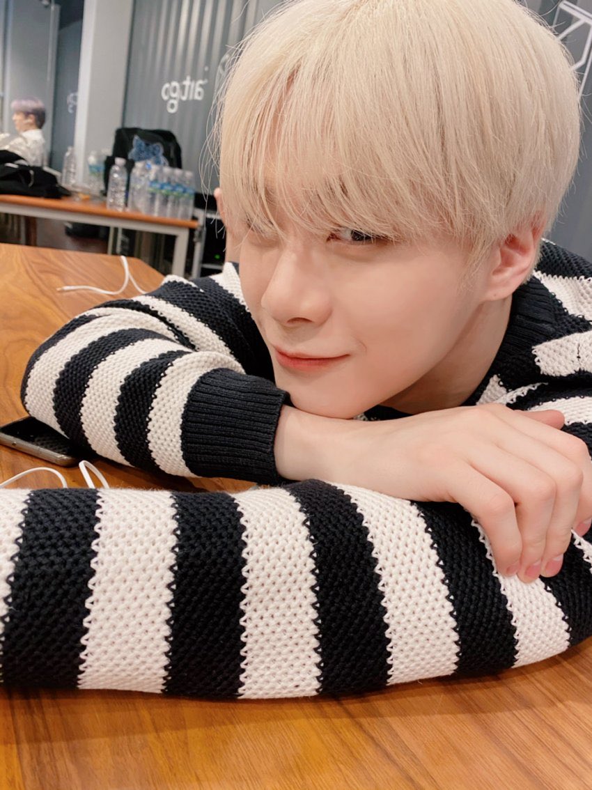 니트 입은 빈이 보고시펑
가을니트남 문빈
후디남 문빈 다 보고시펑