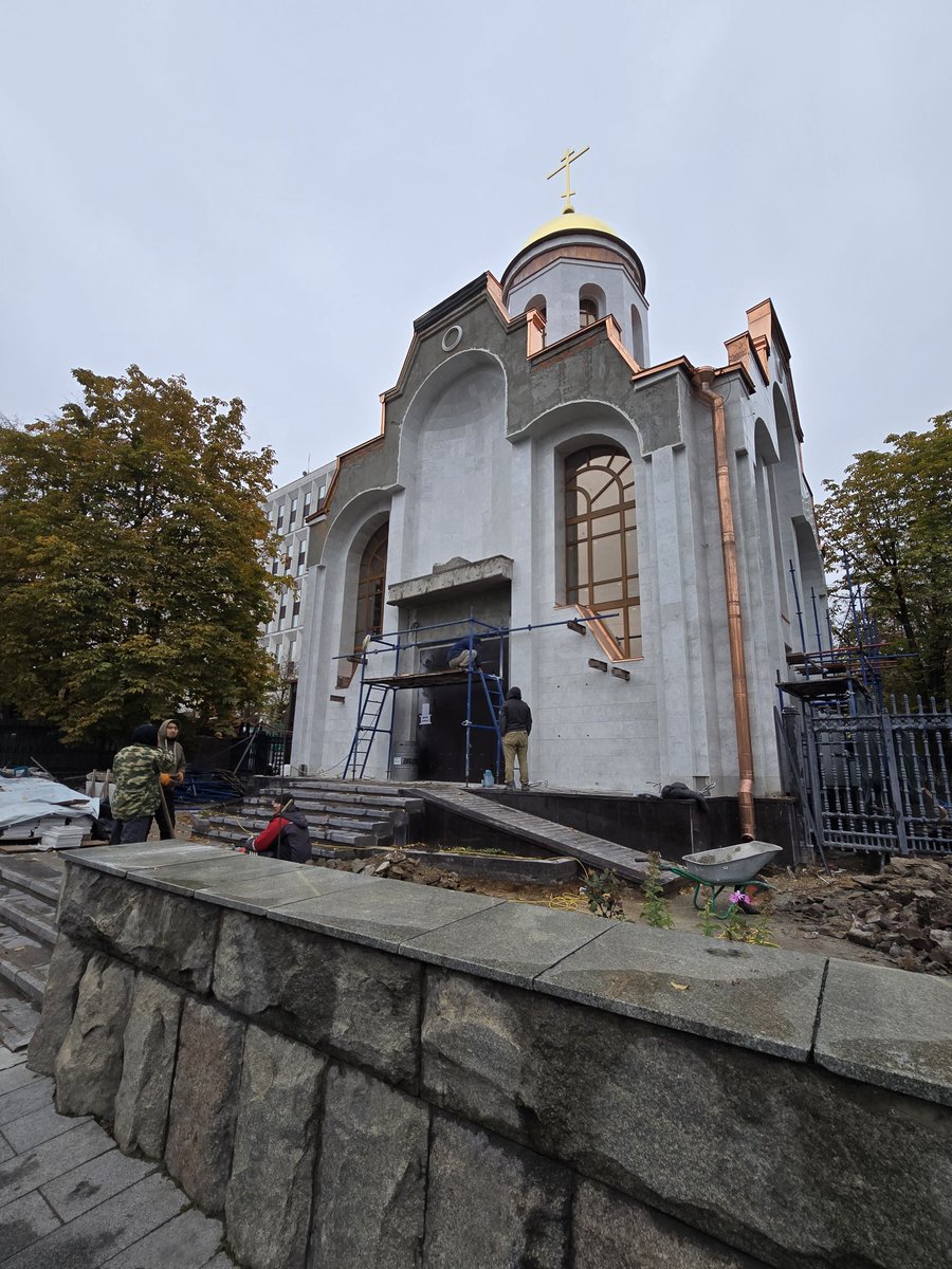 Наблюдаю некоторый сарказм: мусульмане на ремонте христианского храма. 
Disclaimer: не верую. Не уважаю.